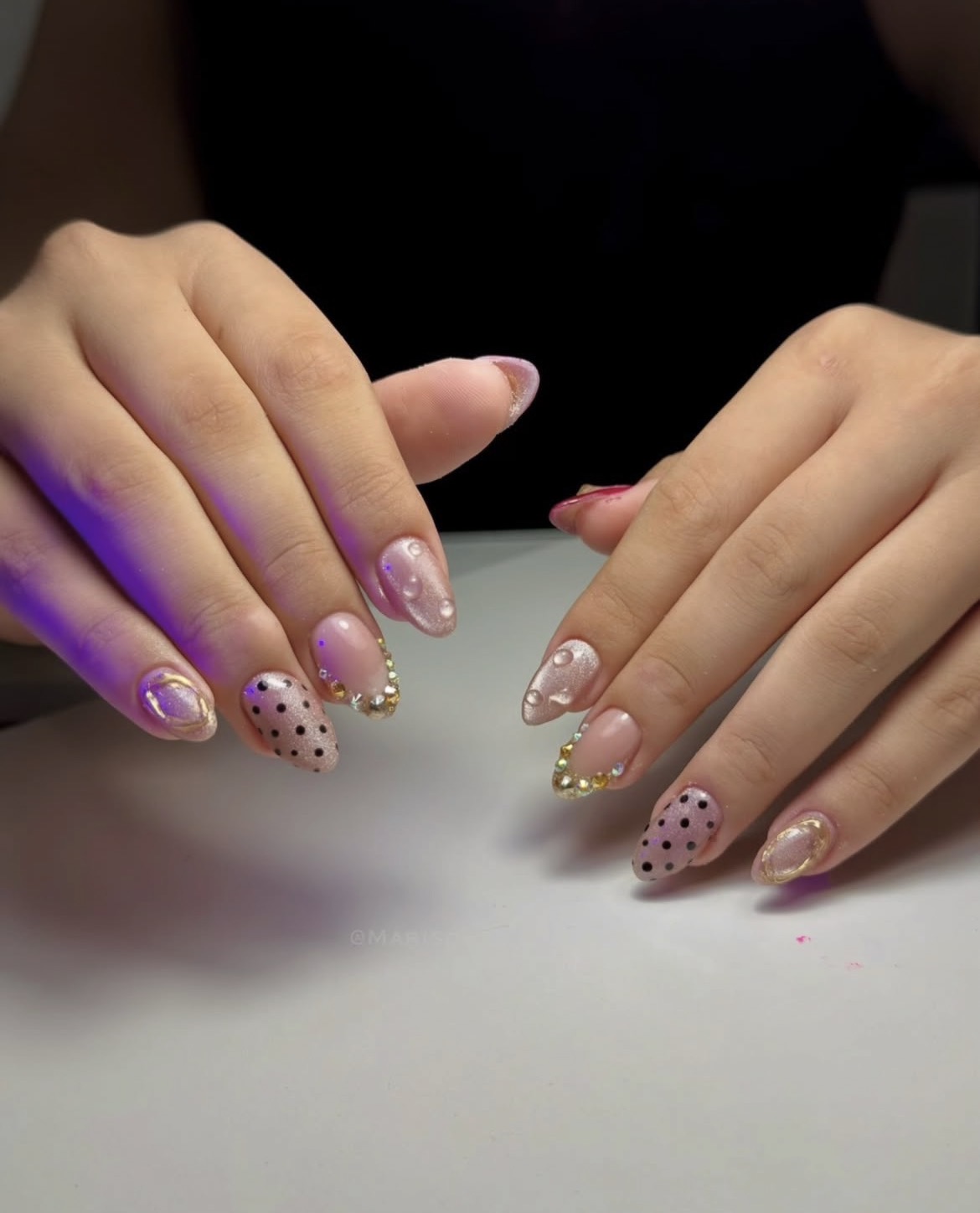 Manicure rosa con puntos y cristales