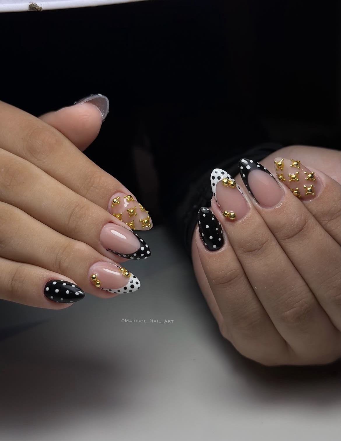 Uñas negras, blancas y doradas con lunares