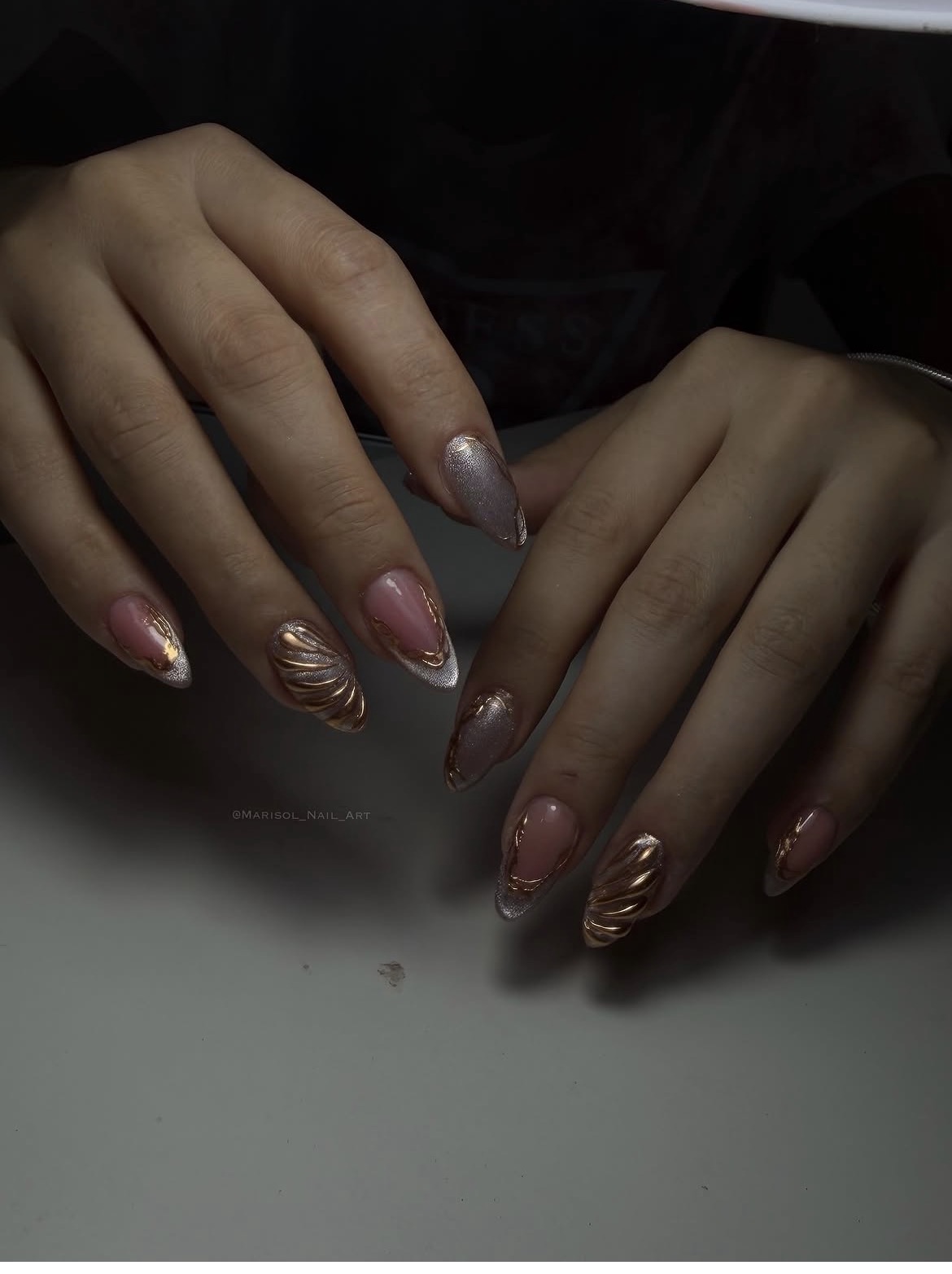 Uñas elegantes en rosa, plata y oro